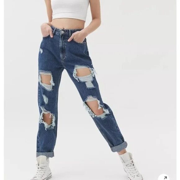 NWT BDG High Waisted Mom Jean 24 Destroyed Ripped Detail - Picture 1 of 7